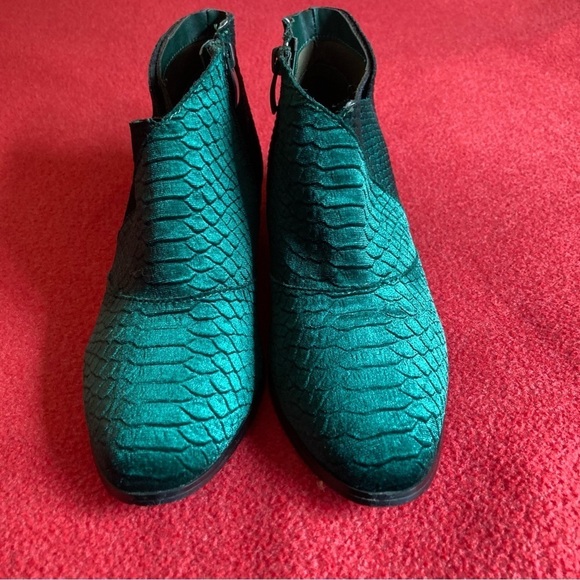 VERY VOLATILE Sz 8 Kyra Ankle Snake Skin Pattern Velvet Boots - Picture 12 of 12